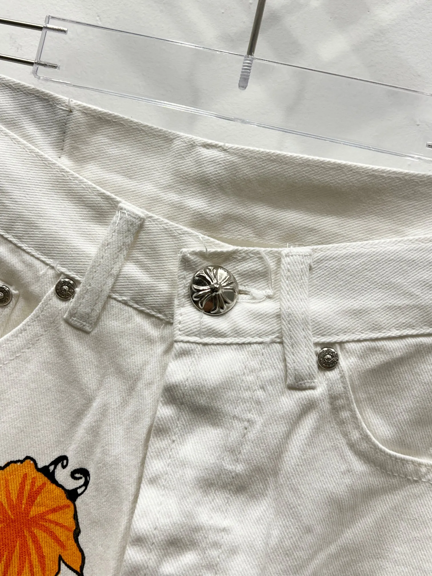 P240 Style number: (c030) Chrome hearts & Chrome hearts High-end Chrome hearts white little monster cross patchwork leather jeans, the same style as the trendy uncle. Original hardware accessories, washed and other elevators, QR code analysis are all purchased from the original factory, high degree of restoration, you are welcome to compare the products~ Three-dimensional version Loose and comfortable, not picky about the figure, taller and slimmer, factory Seiko, original quality control, same style for men and women, can be matched with couples, versatile recommendation, must-have jeans for all seasons, fashionable people have been disappointed From the quality selection of fabrics, the tailoring of details, and the matching of patterns, everything is impeccable! The upper body is so handsome when worn...it can be easily worn by men, women and children! The craftsmanship is made of heavy-duty washed pure cotton denim fabric. After washing, it is soft and thick and looks very stylish when worn. Size: 28, 30, 32, 34 Color: white